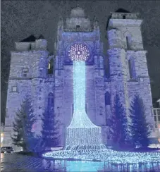  ??  ?? La cathédrale fait se lever bien des regards. Chaque soir, Notre-Dame se pare d’un immense tapis de lumière qui se répand en cascade sur le vaste parterre de la Place d’Armes.