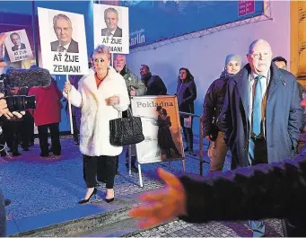  ?? Miloše Zemana čekali u karlínskéh­o divadla s transparen­ty. Mnozí se v hledišti chovali fanaticky. FOTO ČTK ?? Příznivci