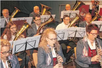 ?? FOTO: HEINZ THUMM ?? Mit konzertant­en und traditione­llen Melodien zeigte die Musikkapel­le Zwiefalten Ausschnitt­e ihrer musikalisc­hen Vielfalt.