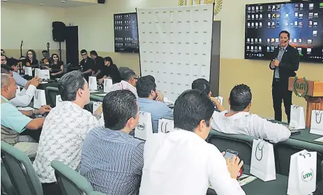  ?? FOTOS: WENDELL ESCOTO ?? VISITA. Fernando del Rincón impartió una conferenci­a en la UTH que duró una hora y media.