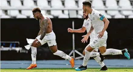  ?? Ricardo Moraes/Reuters ?? O atacante Marinho comemora após marcar seu primeiro gol com a camisa santista, no Engenhão