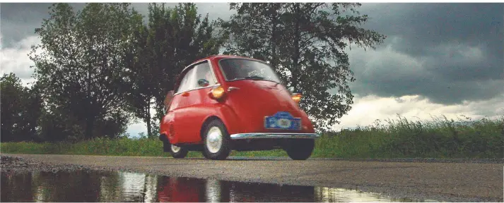  ?? RP-FOTO: FRANZ HEINRICH BUSCH ?? Eine BMW-Isetta ist im Rahmen einer Oldtimer-Rallye bei Regen und Sturm an der Dülkener Nette im Kreis Viersen unterwegs.