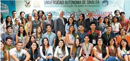  ??  ?? Los jóvenes reciben el apoyo del Programa de Movilidad Estudianti­l por parte de la UAS y otras instancias.