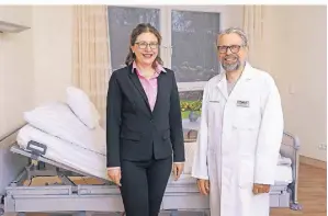  ?? FOTO: OO ?? Die Fachärztin Anna Beata Czarnecka untersucht künftig Patienten in Xanten. Ulrich Meder, Chefarzt am St.-Josef-Hospital, sieht großen Bedarf.