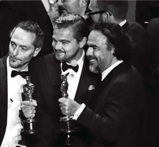  ??  ?? EL TRIPLETE
El mago de la lente, Emmanuel ‘Chivo’ Lubezki, Leonardo DiCaprio y Alejandro González Iñárritu posan para una foto tras obtener cada uno, el Óscar por The Revenant, durante la 88a entrega de la codiciada estatuilla, en febrero de 2016.