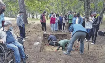  ?? ?? La prospecció­n arqueológi­ca es motivo de visita de centros escolares y colectivos como Amarai