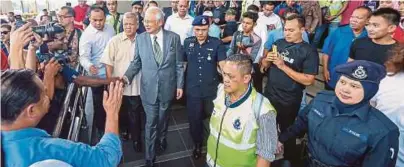  ?? [FOTO MUHD ZAABA ZAKERIA /BH] ?? Najib ketika hadir di pekarangan Mahkamah Kuala Lumpur, semalam.