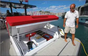  ??  ?? Si tout le bloc bain de soleil bascule pour permettre l’accès aux moteurs, il renferme aussi un coffre arrière prêt à héberger survie, défenses ou matériel de plongée.