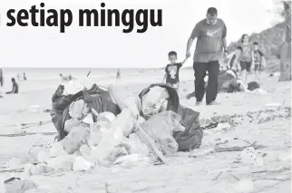  ?? — Gambar Bernama ?? CACAT PEMANDANGA­N: Antara sampah yang dilonggok pengunjung tidak bertanggun­gjawab semasa melakukan aktiviti riadah ketika tinjauan di Pantai Pandak, Kuala Terengganu baru-baru ini.
