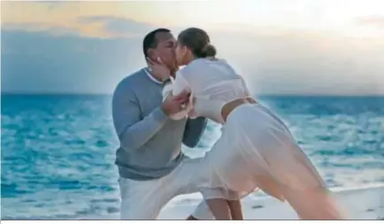  ??  ?? Álex Rodríguez y Jennifer López se besan apasionada­mente en las Bahamas tras confirmar su compromiso.