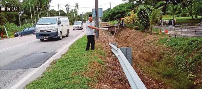  ?? PIC BY TOGI MARZUKI ?? A victim’s relative showing the spot where the accident occurred in Jalan Kampung Maju Jaya, Pekan Nanas, Pontian, on Wednesday night.