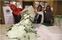  ?? - Reuters/Athit Perawongme­tha/File ?? COUNTING OF BALLOTS: Election officials count ballots after polls closed during the general election in Islamabad, Pakistan, July 25, 2018.