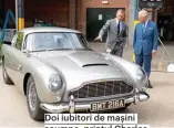  ??  ?? Doi iubitori de mașini scumpe: prințul Charles și Daniel Craig admirând un Aston Martin, una din preferatel­e lui Bond