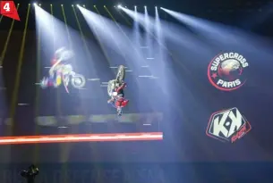  ??  ?? 4 Double backflip no hand pour Sheehan, frontflip tsunami pour Rinaldi. Du très haut niveau en FMX ! 4