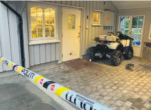  ?? FOTO: STEIN LARSEN ?? SKUTT NED: Rikard og Roger tok seg inn denne døra etter å ha blitt skutt. Blod foran inngangen er piksellert av Agderposte­n. Det er haglmerker i døra, veggen og i ATV-en ved siden av .