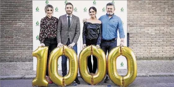  ?? CONCHA GONZA ?? Anna Simon, Frank Blanco, Cristina Pedroche i Miki Nadal, presentado­rs de ‘Zapeando’, celebren el seu programa número 1.000 en antena.