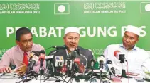  ?? BERNAMAPIX ?? From left: Takiyuddin, Tuan Ibrahim and PAS vicepresid­ent Idris Ahmad during the press conference yesterday.