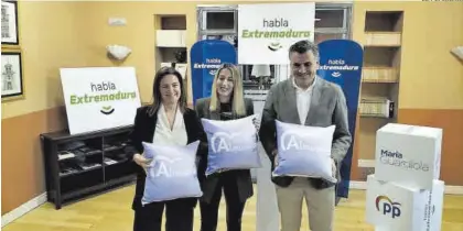  ?? EL PERIÓDICO ?? Almudena Domingo, María Guardiola y José Manuel García Ballestero, ayer, en el acto de presentaci­ón en Coria.