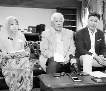  ??  ?? Manyin, flanked by Sudarsono and Rakayah, chairs the press conference in his office.