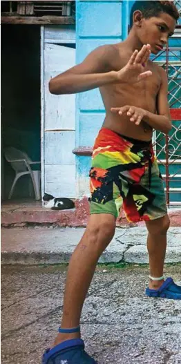  ??  ?? Nelle foto di queste pagine i giovani pugili che si allenano al Gimnásio de boxeo “Niños de Cuba”