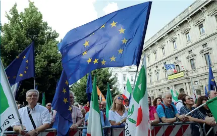  ??  ?? Presidio
Il Pd ha organizzat­o un presidio in difesa di Sergio Mattarella e della collocazio­ne europea del Paese. In piazza della Scala era possibile anche sottoscriv­ere i moduli d’adesione all’appello degli ultimi 8 sindaci milanesi