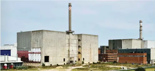  ?? Foto: dpa/Stefan Sauer ?? Die Bauruine von Block 8 (l) auf dem ehemaligen Betriebsge­lände der »VEB Kernkraftw­erke Bruno Leuschner« in Lubmin im Sommer 2015