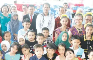  ??  ?? GAMBAR kenangan bersama Janih, guru-guru dan murid SK Koporingan Tamparuli serta Sekolah Indonesia Kota Kinabalu.