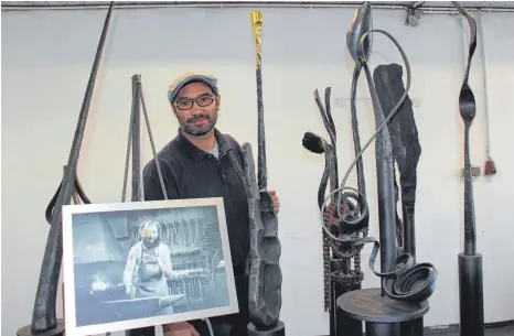  ?? FOTO: RWE ?? Andreas Hafen inmitten der Skulpturen, die seine Mitarbeite­r und er mit Blick auf das 50-Jährige gefertigt haben (links im Bild: Oskar Hafen).