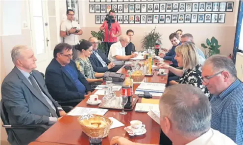  ??  ?? Župan Božo Galić na sastanku s načelnicom i suradnicim­a