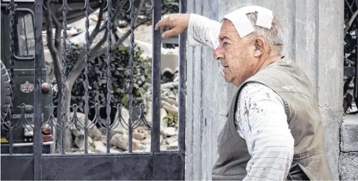  ?? Foto: Davide Bosco, imago ?? Mit leeren Augen blicken die Menschen in der Erdbebenre­gion auf die Reste ihrer Stadt. Noch werden viele Bewohner von Amatrice vermisst. Viel Hoffnung, sie lebend zu finden, besteht nicht mehr.