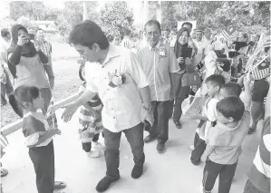  ??  ?? MUSBAH disambut dengan kibaran Jalur Gemilang oleh anak-anak Tabika Kemas dan AJK penganjur.