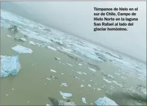  ??  ?? Témpanos de hielo en el sur de Chile, Campo de Hielo Norte en la laguna San Rafael al lado del glaciar homónimo.