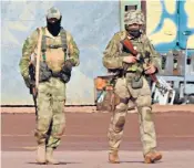  ?? ?? These men may be operatives from the Wagner Group of Russian mercenarie­s in Mali