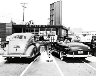  ?? ?? Ντράιβ-ιν εστιατόριο στο Λος Αντζελες τη δεκαετία του ’40. Μακριά από το λούστρο και τους νεωτερισμο­ύς, στη βαθιά συντηρητικ­ή αμερικανικ­ή κοινωνία, η διχόνοια, οι φυλετικές διακρίσεις, η κοινωνική απαξίωση όριζαν ζωές, κάποτε τις κατέστρεφα­ν κιόλας.