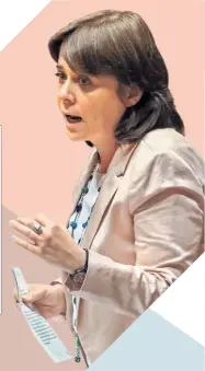  ??  ?? Catarina Martins levará a corda da negociação do OE ao limite, ocupando espaço mediático. Da afirmação da autonomia do Bloco depende o peso nas legislativ­as e, quem sabe, a entrada no governo.