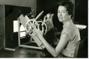  ??  ?? Winsome Bellamy – shown below at the micrometer in 1954 – spent 20 years completing measuremen­ts and calculatio­ns for the Astographi­c Catalogue.