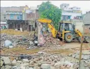  ?? HT PHOTO. ?? The Jaipur Municipal Corporatio­n excavators removing debris of the slums at Indra Nagar Kachchi Basti on Wednesday.