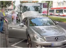  ?? FOTO: CHRISTOPH REICHWEIN ?? Polizei und Staatsanwa­ltschaft haben in Duisburg hochwertig­e Fahrzeuge kontrollie­rt und sichergest­ellt.