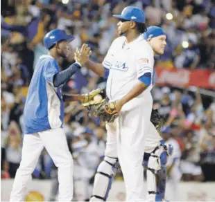  ?? GLAUCO MOQUETE/LISTÍN DIARIO ?? Jairo Asencio, cerrador del Licey es felicitado tras anotarse su sexto salvamento de la estación en el triunfo de los Tigres ante Las Aguilas