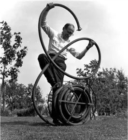  ?? ?? Illustrato­r Saul Steinberg battles a garden hose at Farley Farm