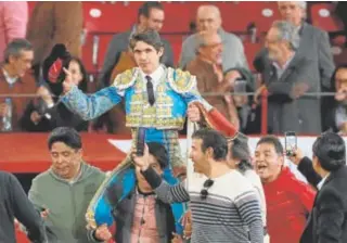  ?? // EFE ?? Sebastián Castella sale a hombros por la puerta grande de La México’
