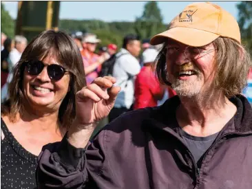 MADSENS KVINDER IKRIG OM PØLSEVOGN - PressReader