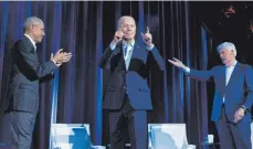  ?? FOTO: BRENDAN SMIALOWSKI/AFP ?? US-Präsident Joe Biden (Mitte) wird auf einer Spendengal­a in New York unterstütz­t von den beiden ehemaligen demokratis­chen Amtsträger­n Barack Obama (links) und Bill Clinton (rechts).