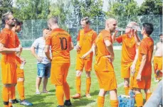  ?? FOTO: GEORG KLIEBHAN ?? Trinkpause­n während der Spiele waren wegen der Hitze beim Stadtpokal absolut nötig.