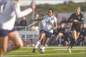  ?? Chris Torres/ The Signal ?? West Ranch senior Mikayla Toliver (7) pushes the ball upfield in the first half of a Foothill League match at Castaic High School on Thursday.