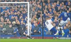  ??  ?? IMPARABLE. Lukaku dispara ante Huth y Schmeichel.