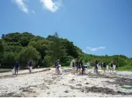  ??  ?? Mission Blue founder Sylvia Earle and Hope Spot champion Angélique Pouponneau join a beach cleanup on Long Island in the Seychelles