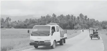  ?? DA-PRDP Mindanao photo ?? SMOOTH TRANSPORT. Farmers and traders now enjoy smoother and faster travel after the completion of 5.1 km. Nuevo Iloco, Mawab - Brgy. Panibasan, Maco farm-to-market road in Compostela Valley Province.