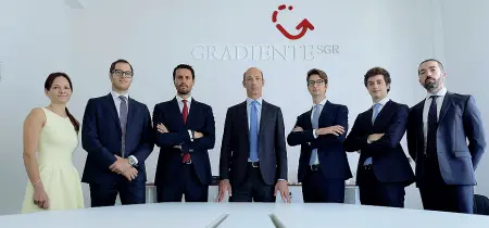  ??  ?? Il team di Gradiente sgr. Da sinistra: Lorena Lorenzon, Alberto Calgaro, Carlo Bortolozzo, Pietro Busnardo, Marco Tosato, Massimilia­no Doria e Fabrizio Grasso (Foto Bergamasch­i)