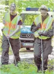  ?? FOTO: DPA ?? Nach der Entführung der Heidenheim­er Bankiersfr­au Maria Bögerl durchkämmt­e eine Hundertsch­aft der Polizei das Waldgebiet bei Nietheim.